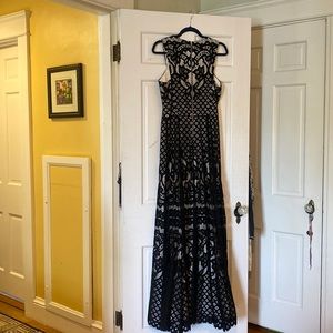 Beautiful formal Vera Wang dress, size 10, worn once.Black lace over nude lining